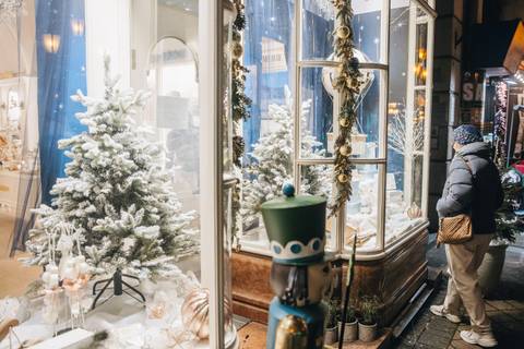 Karácsonyi minivilág az üveg mögött – A legszebb ünnepi kirakatok