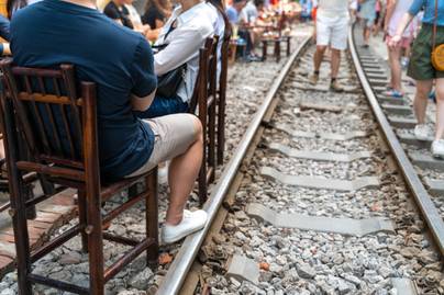 Karnyújtásnyira zúg el a vonat a turisták asztalától, mégis imádják: nem csodálkozunk a meglepett arcokon