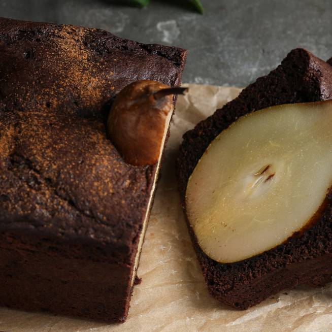 Csokis-körtés sütemény: egészben sül a tésztába a gyümölcs