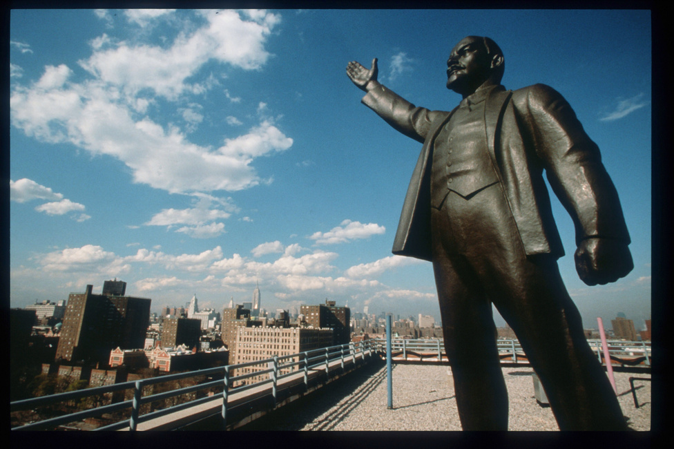 Olyan helyek is akadnak a világban, ahol a mai napig senki nem akarta még lebontani a helyi Lenin-szobrot. Ilyen például New York és Seattle. Mindkét városban áll egy-egy szobor. New Yorkban a Vörös térről elnevezett ház tetején integet Lenin.