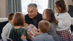 Orbán Viktor hat unokájával kívánt boldog karácsonyt