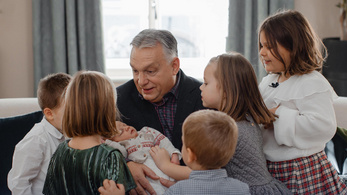 Orbán Viktor hat unokájával kívánt boldog karácsonyt