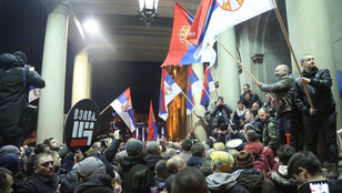 Vucsics segy tolvaj – skandálták szenteste, könnygázzal oszlatták a tömeget Szerbiában