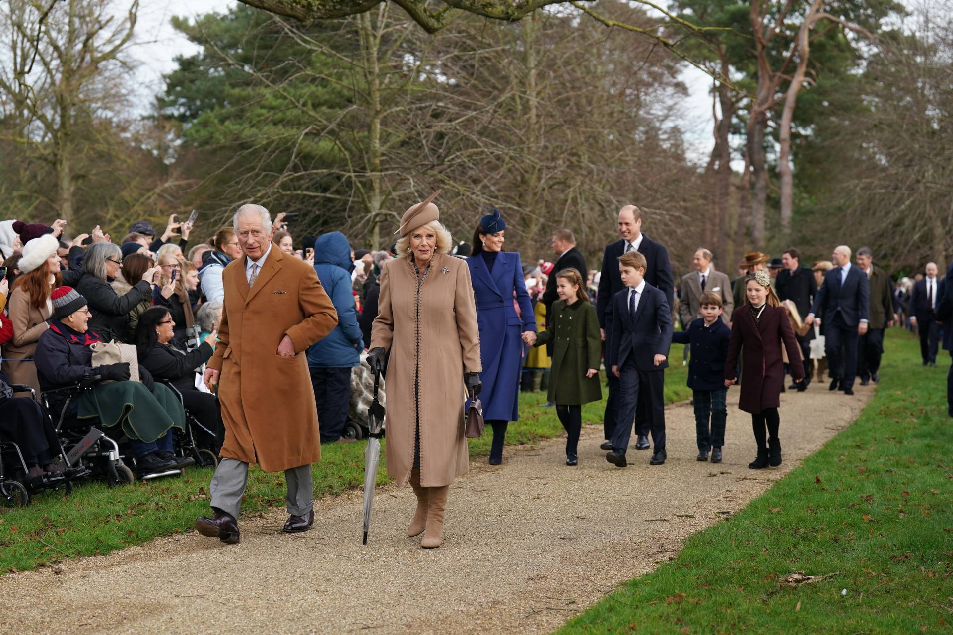 A karácsonyi misére menet fotózták le az angol királyi családot: a kis Lajos herceg hatalmas mosollyal lopta el a show-t