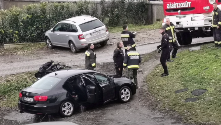 Autókat mentettek ki a megáradt Rábából Győrben