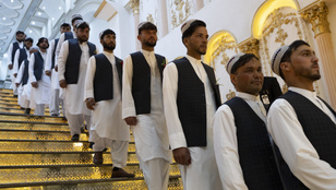 Így kell spórolni az esküvőn: 50 pár házasodott össze egy ceremónián Afganisztánban