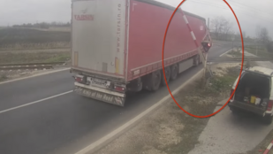 Ijesztő videót tett közzé a MÁV, a lecsukódó sorompó sem állította meg a kamionost