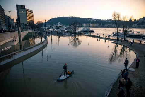 Ilyen fotókon a megáradt Duna budapesti szakasza