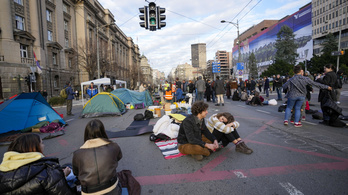 Balhé Belgrádban, fiatalok blokkolják a forgalmat