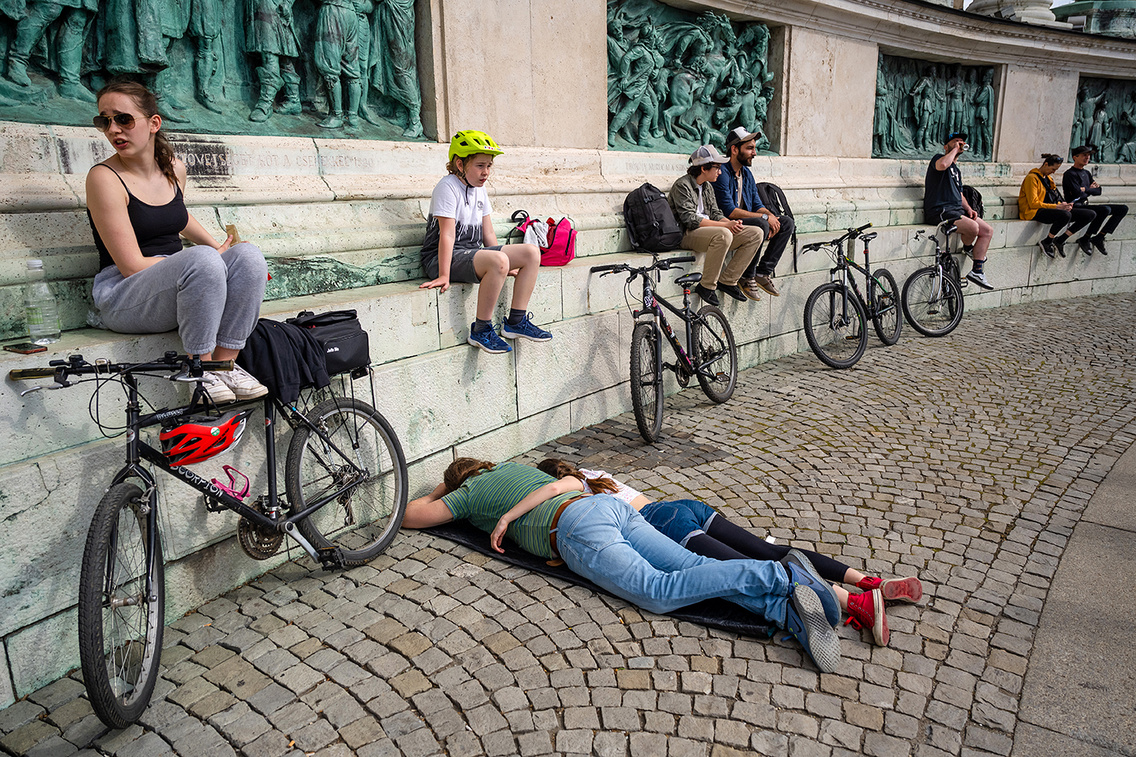 Pihenés az I Bike Budapest alatt a Hősök terén