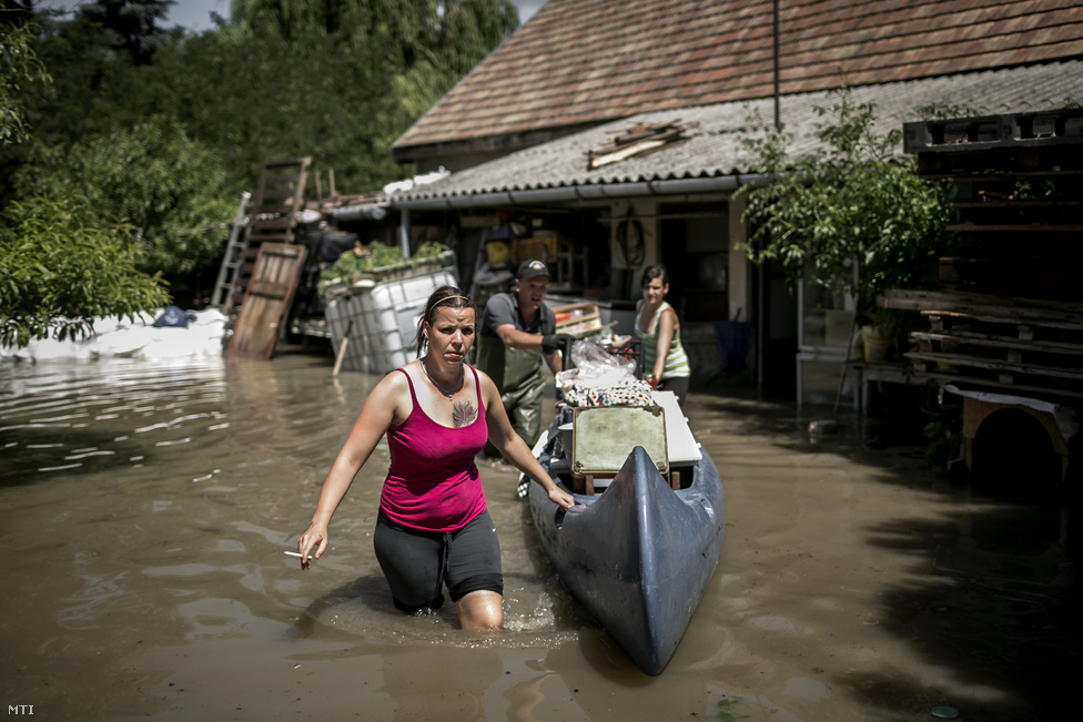 Képriprt (sorozat) II. díj - ÁrvízJúniusban rekordmagasságú árvízhullám vonult végig a Dunán. Az áradás Európa több országában is katasztrófahelyzetet okozott.