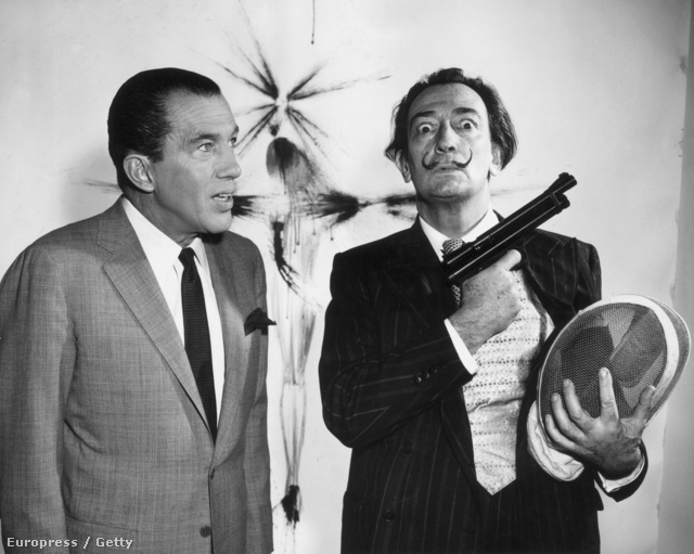 Az ötvenes-hatvanas évek nagy tévését, Ed Sullivant promotálja. A II. világháborúban az Egyesült Államokba emigráló Dalí hamar celebbé vált, ami hosszú távon sem neki, sem művészetének nem tett igazán jót.