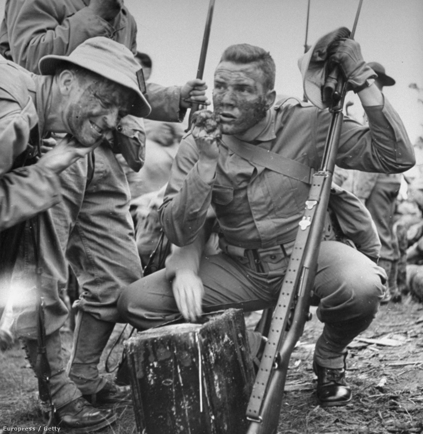 Amerikai katonák gyakorolják az álcázázó festést egy lőtéri kiképzésen.