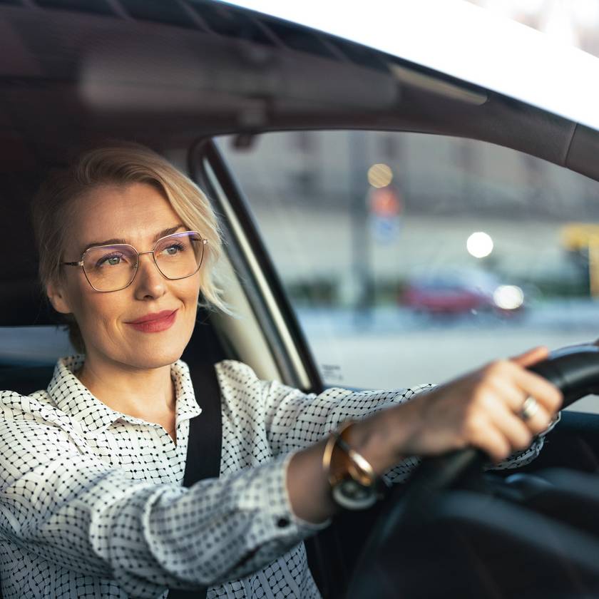 8 kérdéses KRESZ-teszt autósoknak: mikor szabad előzni be nem látható útkanyarulatban?
