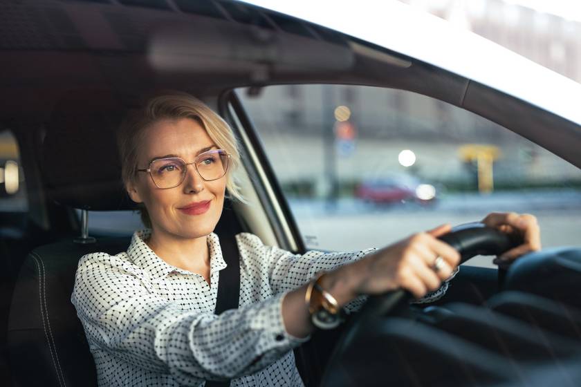 8 kérdéses KRESZ-teszt autósoknak: mikor szabad előzni be nem látható útkanyarulatban?