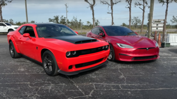 Legyorsulhatja a legdurvább Dodge Challenger a legerősebb Tesla Model S-t?