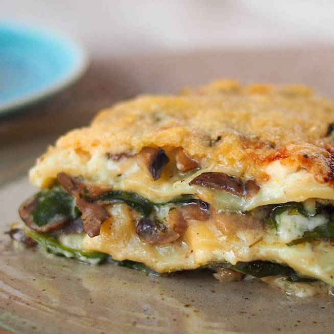 Szuper krémes lasagne gombával: sajtos besamel kerül a rétegek közé