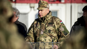 Vérdíjat tűztek ki a volt magyar vezérkari főnök fejére a Közel-Keleten