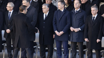 Orbán Viktor megérkezett Párizsba, uniós vezetők társaságában fotózták le