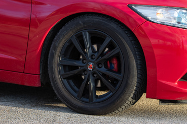 Piros autó, fekete felni, piros féknyereg és kék fékbetét - utóbbi nélkül jó a színösszetétel