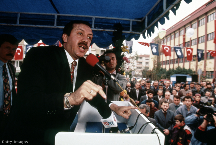 Recep Tayyip Erdogan Isztambul polgármestere egy gyűlésen szól a tömeghez 1995. októberében