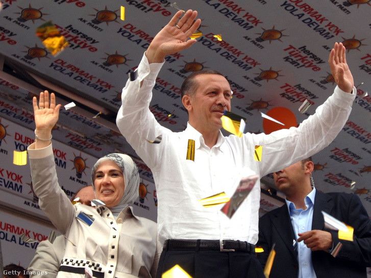 Recep Tayyip Erdogan (j) török miniszterelnök és felesége, Emine (b) köszönti támogatóit az AK párt nagygyűlésén, miközben a közelgő előrehozott parlamenti választásokra kampányol a törökországi Trabzon városában 2007. július 20-án