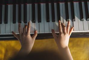 Olyan gyönyörűen zongorázik a 8 éves vak lány, hogy elsírod magad