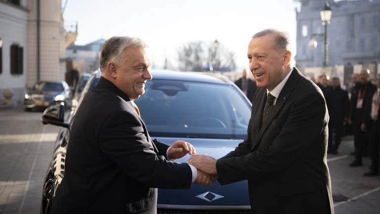 Remek kocsit kapott ajándékba Orbán Erdogantól, de nem biztos, hogy sokáig örülhet neki