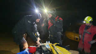 Megkezdődött a barlangban rekedt csoport kimentése Szlovéniában