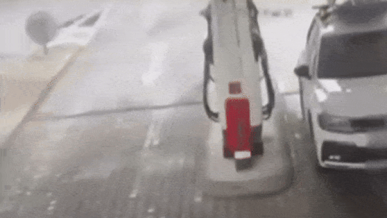 Mint egy akciófilm: megdöbbentő tempóval csapódott a benzinkútba egy autós