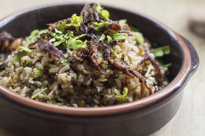 Pergős rizs lencsével és pirított hagymával: izgalmas köret vagy egytálétel