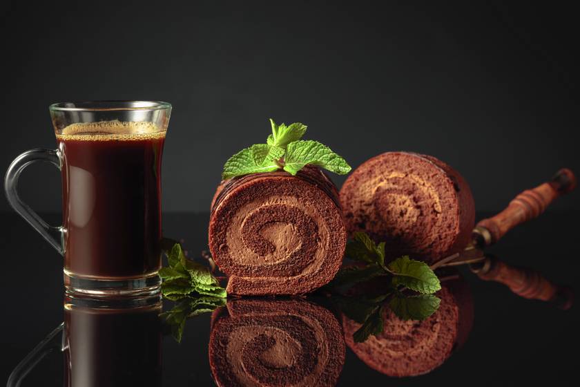 Puha kakaós piskótarolád kávés töltelékkel: csodaszép és finom