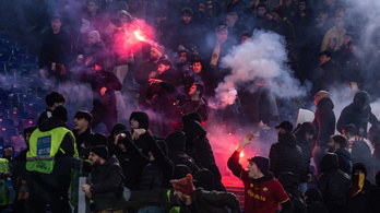 Balhé Olaszországban, tűzijátékokkal és petárdákkal lőtték egymást a Lazio és a Roma szurkolói