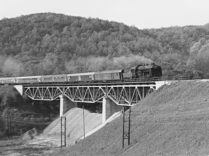 Egy Bivaly vonatával a húsztóti viadukton kel át 1974-ben