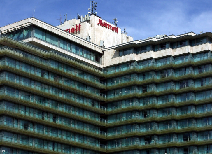 Az 1969-ben Duna Intercontinental Hotelként Finta József és Kovácsy László tervei alapján megvalósult Marriott Hotel épületének részlete a főváros V. kerületében a Duna-parton