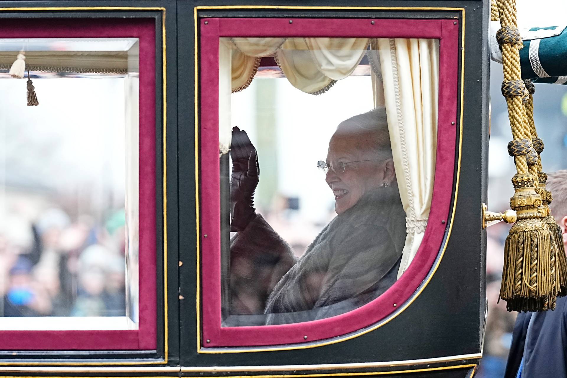 Így búcsúzott a dán királynő 52 év uralkodás után - Hintós utazás, ünneplő tömeg
