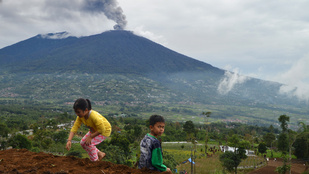 Folytatódnak a tragédiával fenyegető vulkánkitörések, Indonéziában mindent beterít a hamu