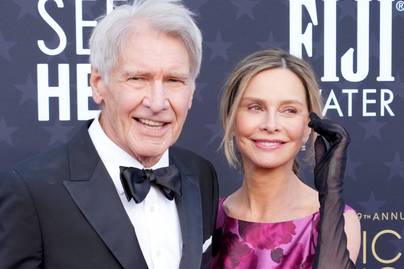 Harrison Ford és 22 évvel fiatalabb felesége így turbékoltak a vörös szőnyegen: gyönyörű fotók készültek róluk