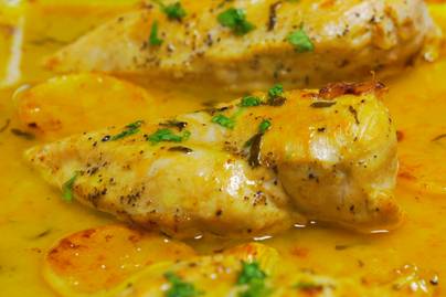 Szuperomlós sült csirkemell petrezselyemmel készítve: a mártás különösen selymes