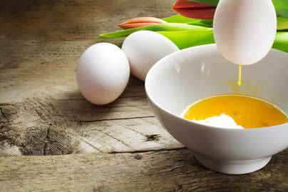 Szalmonellát kaphatsz, ha kifújod a tojást? Csak így biztonságos a módszer