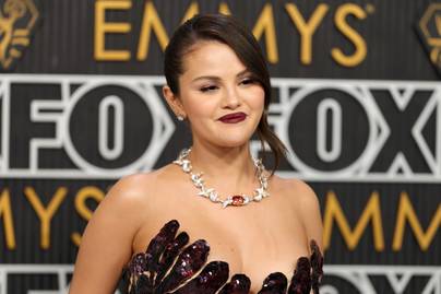 Selena Gomez teltebb idomait így kiemelte testhezálló estélyije: ruhák a 2024-es Emmy-gálán