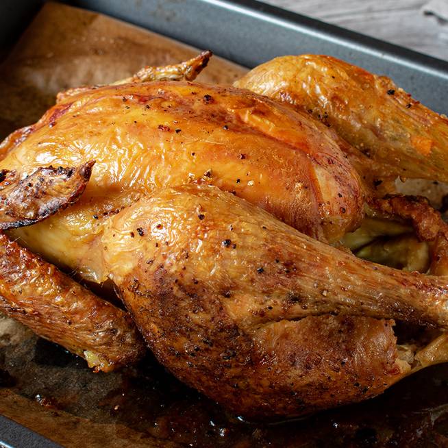Pompás egyben sült csirke: a bőre ropogós, a húsa szaftos és omlós