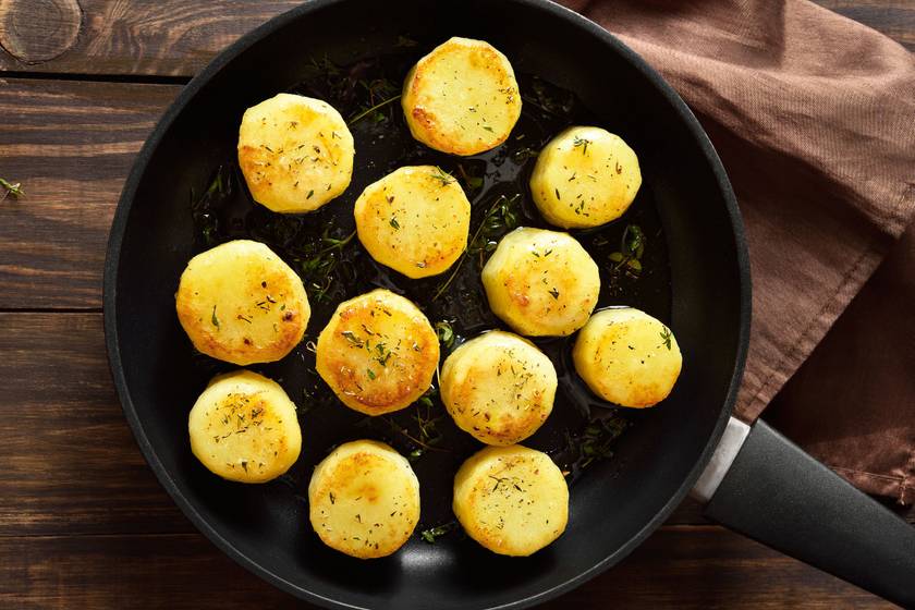Vajon sült serpenyős krumpli egészben sütve: így készül a fondant-burgonya