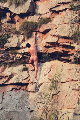 Ez a férfi meztelenül szeret sziklát mászni