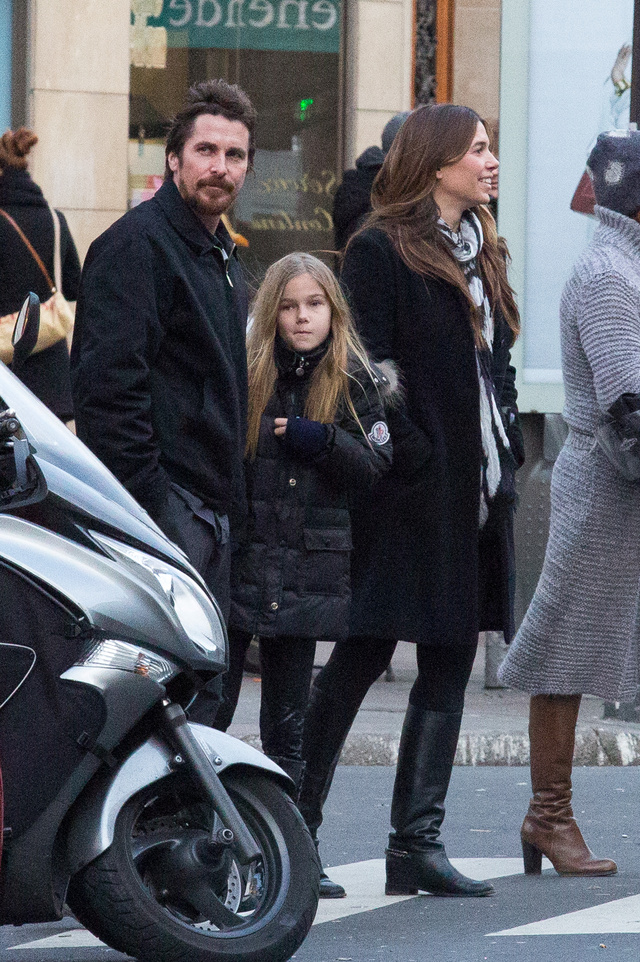 Christian Bale és családja Párizsban turistáskodnak