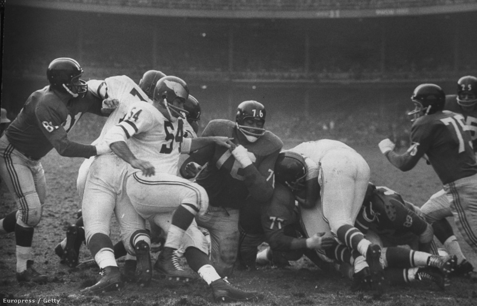 Férfias küzdelem a New York Giants és a Philadelphia Eagles mérkőzésén, 1960 novemberében. A meccs a Sasok győzelmével végződött.