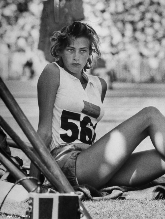 A svéd magasugró, Gunhild Larking töprengve várja, hogy sorra kerüljön az '56-os melbourne-i olimpián. "Ha érmeket nem is, szíveket biztosan nyert a húszéves sportoló." - szólt a képaláírás.