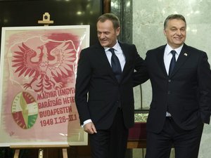 Orbán és Tusk megette a forró krumplit