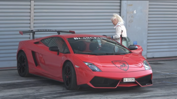 Sosem leszel annyira menő, mint ez a saját Lamborghiniével verető 83 éves néni