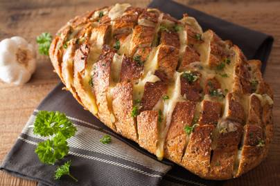 Ropogós héjú, töltött fokhagymás kenyér: vastag, nyúlós sajtréteggel különösen finom